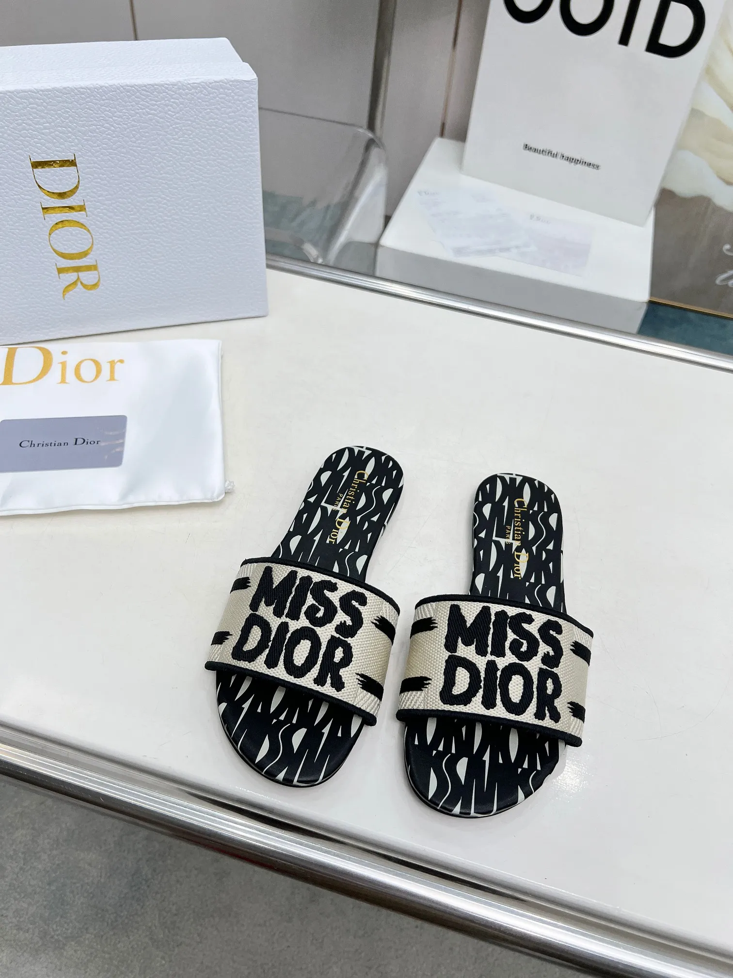 👟👟Ex-factory price 300👟👟 •Dior women's presbyopic embroidered leather-soled slippers Christian Dior has always been synonymous with magnificence and elegance, and has always been at the top of the fashion world👍 What is particularly worth mentioning is: the embroidered ✨ pattern on the sole, which reproduces one of the cherished symbols of Christian Dior✅More than a hundred colors to choose from ◽️️Upper: selected top-quality embroidered cotton ◽️Inner lining: imported sheepskin ◽Number 35-40 (41.42.43 customized)